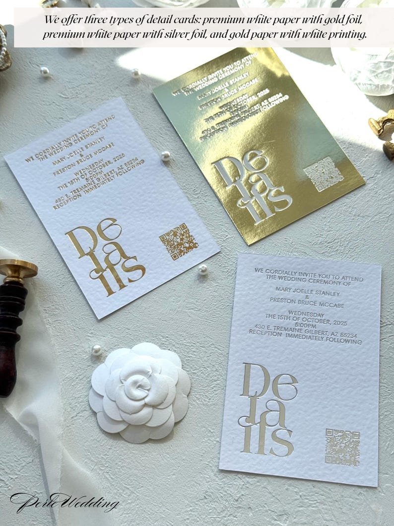 Puede incluir: Tres tarjetas de detalles de boda con l&aacute;mina dorada, plateada y estampado blanco. Las tarjetas presentan la palabra "Details" en una fuente estilizada. Las tarjetas incluyen informaci&oacute;n de la ceremonia de boda y un c&oacute;digo QR. Tambi&eacute;n se ve una flor de papel blanco y perlas.