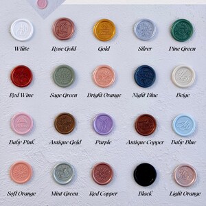 Puede incluir: Se muestran una variedad de colores de sellos de cera, incluyendo blanco, oro rosa, oro, plata y verde pino. La imagen incluye el texto "WAX SEAL COLORS" y "Perle Wedding". La imagen tambi&eacute;n incluye el texto: "Por favor, seleccione su color de sello de cera preferido en el cuadro de personalizaci&oacute;n."