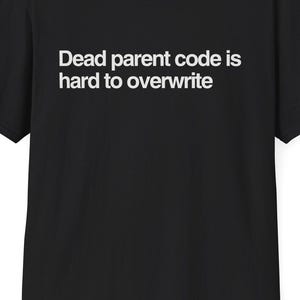以下が含まれることがあります： 「Dead parent code is hard to overwrite」の白文字がプリントされた黒いTシャツ。クルーネックと半袖です。ウェブサイトDeadParents.comが上部に印刷されています。