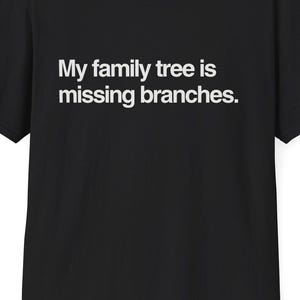 Può includere: T-shirt nera con la scritta bianca "My family tree is missing branches." La maglietta ha maniche corte e girocollo. Il sito web DeadParents.com è stampato sull'etichetta.