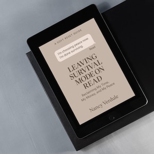 Può includere: Una tazza di ceramica bianca con manico nero e la scritta "But First, Coffee" in grassetto nero. La tazza è posta su uno sfondo sfocato, suggerendo un'atmosfera accogliente.