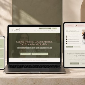 Könnte beinhalten: Ein Smartphone, ein Laptop und ein Tablet, die die Evaré Wellness-Website anzeigen. Die Bildschirme zeigen eine Farbpalette in sanftem Salbeigrün und Creme mit Text zu allgemeinem Wohlbefinden, Stoffwechselgesundheit und medizinischer Vorsorge.