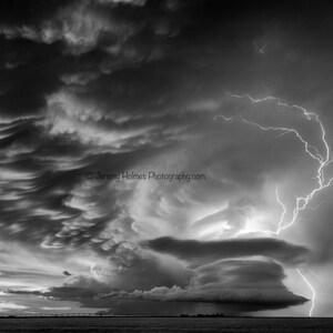 Kansas Supercell Thunderstorm With Lightning and Mammatus Clouds Fine ...