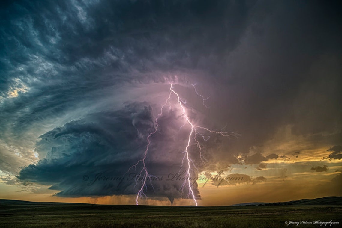 The Most Amazing Supercell Thunderstorm With a Tornado and Lightning in ...