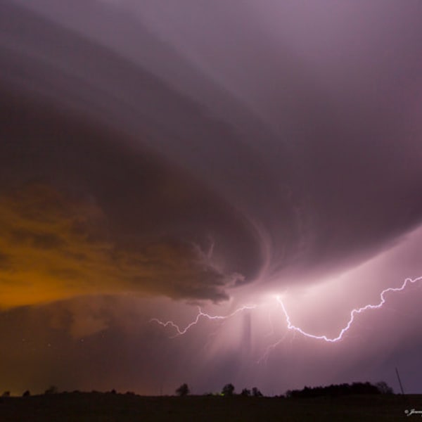 Lámina de una tempestad de truenos de supercell en Oklahoma con un perno del relámpago