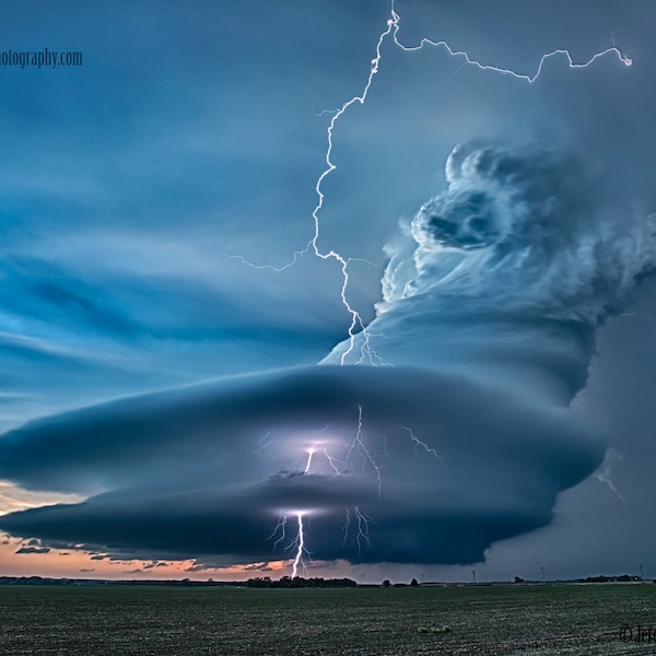 Impression d'art de l'orage supercellulaire le plus incroyable avec des éclairs à Arcadia, Nebraska. Cette impression est incroyable !!