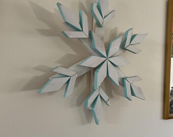 Flocos de neve de madeira feitos à mão