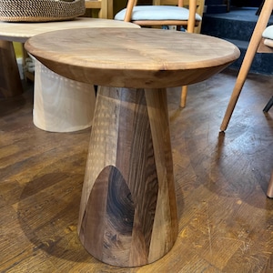 Handgemaakte bijzettafel van walnoot: moderne houten bijzettafel