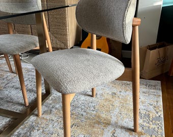 Silla de comedor tapizada de estilo moderno de mediados de siglo / Tela de lino gris escandinava con patas de madera