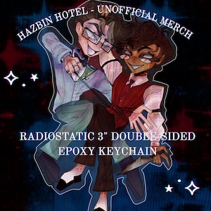 Puede incluir: Llavero de epoxi de doble cara con dos personajes de dibujos animados de Hazbin Hotel. El llavero mide 7,6 cm y tiene el texto "Hazbin Hotel - Unofficial Merch" y "Radiostatic 3" Double Sided Epoxy Keychain". El fondo es azul oscuro y rojo.