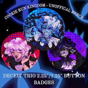 Op de afbeelding: Drie ronde button-badges met gestileerde karakterillustraties. De badges zijn in tinten blauw, paars en roze, met de tekst "COOKIE RUN KINGDOM - UNOFFICAL MERCH" en "DECEIT TRIO 2.25"/1.25" BUTTON BADGES".