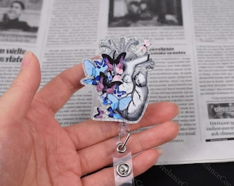 Clip para porta credencial de corazón anatómico, porta credencial de corazón con mariposa y flor, porta credencial retráctil para cardiólogo, regalo para médico y enfermera.
