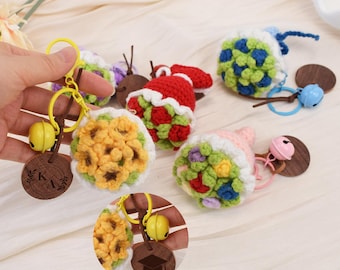 Llavero de flores de ganchillo personalizado con nombre, llavero de ramo de flores de ganchillo hecho a mano, regalo para bolso, regalo de graduación universitaria, regalo del Día de la Madre