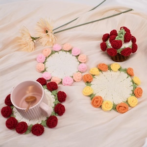 Pode incluir: Aparadores de crochê em uma variedade de cores, incluindo branco, rosa, laranja, amarelo e vermelho. Um aparador tem uma xícara e uma colher de pau. Um cupcake de crochê também é visível.