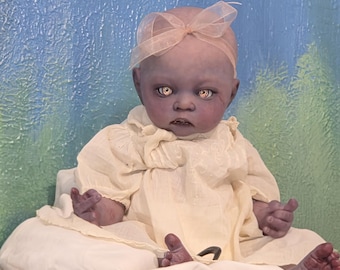 Muñeca bebé maldita personalizada "Akina" de Adrie Stoete