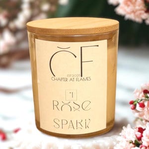 Puede incluir: Una taza de cerámica blanca con un asa negra y el texto "But First, Coffee" en un estilo manuscrito. La taza está sobre una superficie blanca. La taza mide aproximadamente 10 cm de alto.