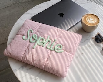 Housse matelassée personnalisée pour ordinateur portable, étui Macbook en chenille personnalisé avec nom, cadeau pour étudiante, rentrée des fraternités, pochette technologique pour la rentrée (pour elle)