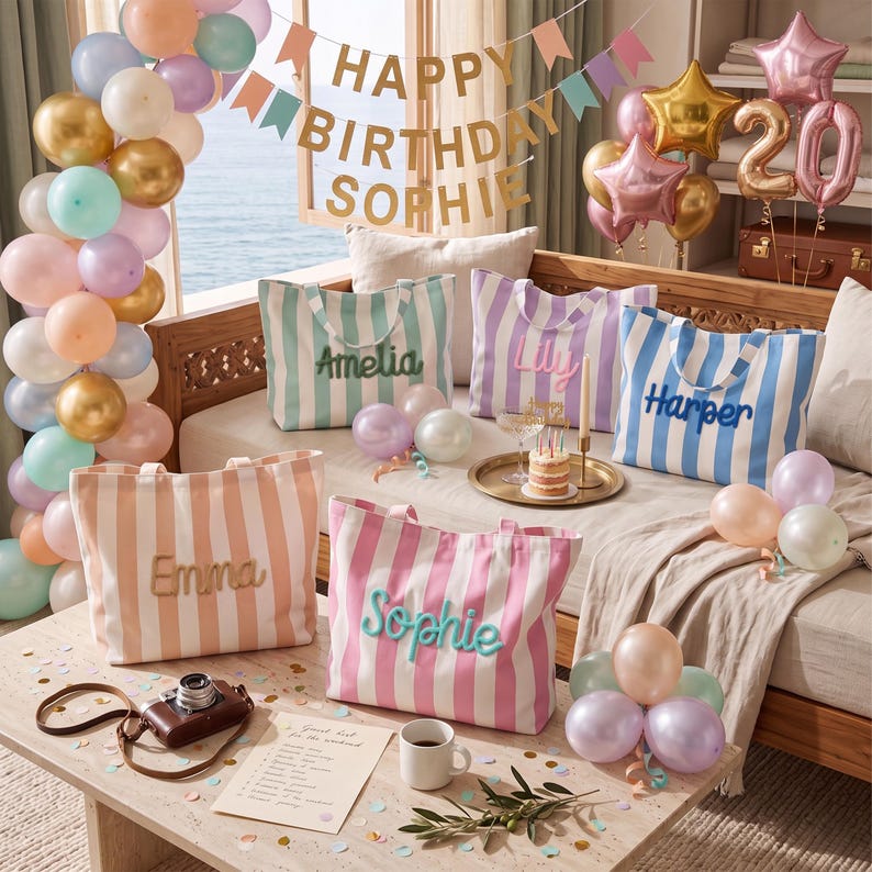 Peut inclure: Cinq sacs fourre-tout en toile ray&eacute;e avec des noms brod&eacute;s, dont Amelia, Lily, Harper, Emma et Sophie. Les sacs sont dispos&eacute;s sur une table en bois et un canap&eacute;, entour&eacute;s de ballons pastel, d'une banni&egrave;re d'anniversaire et d'un petit g&acirc;teau.