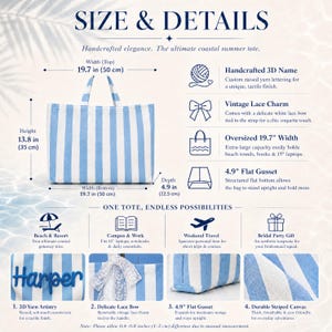 Peut inclure: Un sac fourre-tout &agrave; rayures bleu clair et blanc mesurant 35 cm de hauteur, 50 cm de largeur et 12,5 cm de profondeur. Il comprend un nom en relief 3D, un n&oelig;ud en dentelle blanche et un fond plat structur&eacute; pour rester debout.
