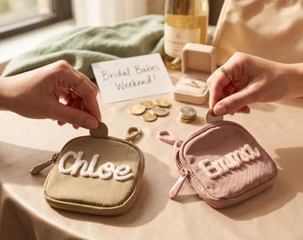Personalisierte Geldbörse mit Chenille-Namensstickerei und Reißverschluss, ein individuelles Geschenk für Brautjungfern, Junggesellinnenabschiede und Mädelsausflüge.