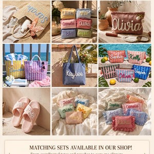 Peut inclure: Une collection d'articles personnalis&eacute;s comprenant des sacs fourre-tout en paille, des pochettes en velours c&ocirc;tel&eacute; et des chaussons. Chaque article pr&eacute;sente des noms brod&eacute;s comme Sarah, Olivia et Kaylee. L'ensemble affiche diverses couleurs.