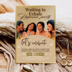 K&ouml;nnte beinhalten: Eine goldgerahmte Einladung mit dem Text "Waiting to Exhale Pajama Party" und "Let's Celebrate". Die Einladung zeigt Bilder von vier Frauen und Veranstaltungsdetails: Datum, Uhrzeit, Ort und Kontaktinformationen.