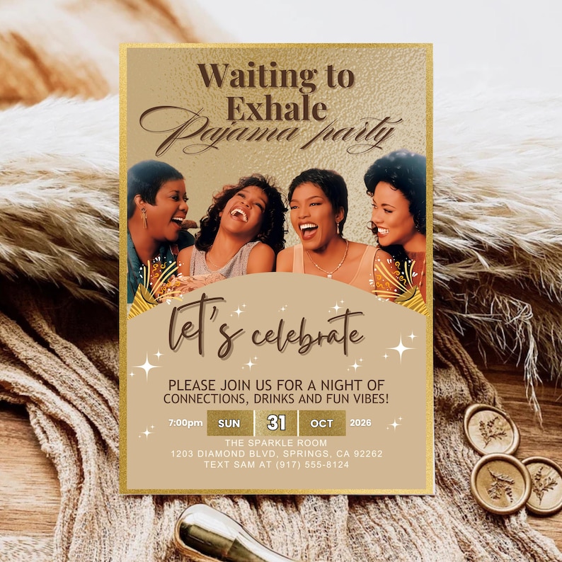 K&ouml;nnte beinhalten: Eine goldgerahmte Einladung mit dem Text "Waiting to Exhale Pajama Party" und "Let's Celebrate". Die Einladung zeigt Bilder von vier Frauen und Veranstaltungsdetails: Datum, Uhrzeit, Ort und Kontaktinformationen.