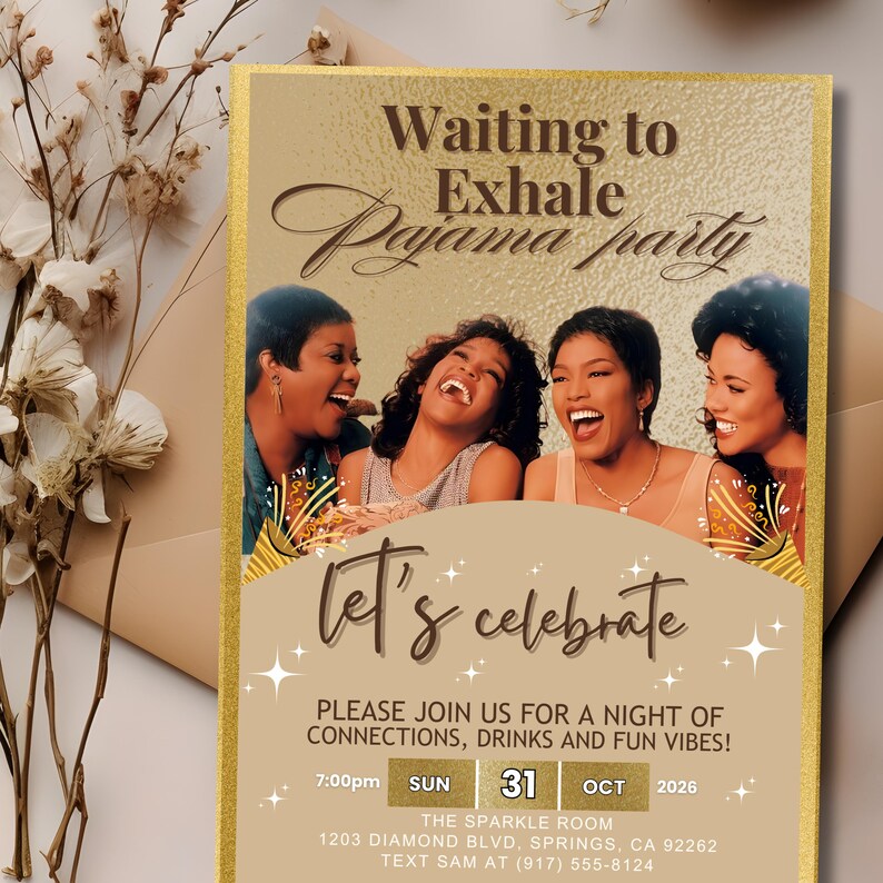 K&ouml;nnte beinhalten: Eine goldfarbene Einladung f&uuml;r eine Pyjamaparty mit dem Text "Waiting to Exhale Pajama Party" und "Let's Celebrate". Die Einladung zeigt ein Foto von vier lachenden Frauen. Details sind Datum, Uhrzeit und Ort.