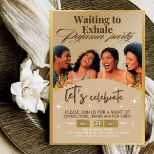 K&ouml;nnte beinhalten: Eine goldfarbene Einladung mit dem Text "Waiting to Exhale Pajama party" und "Let's celebrate." Die Einladung enth&auml;lt ein Foto von vier lachenden Frauen. Die Einladung beschreibt einen Abend voller Verbindungen, Getr&auml;nke und guter Stimmung.