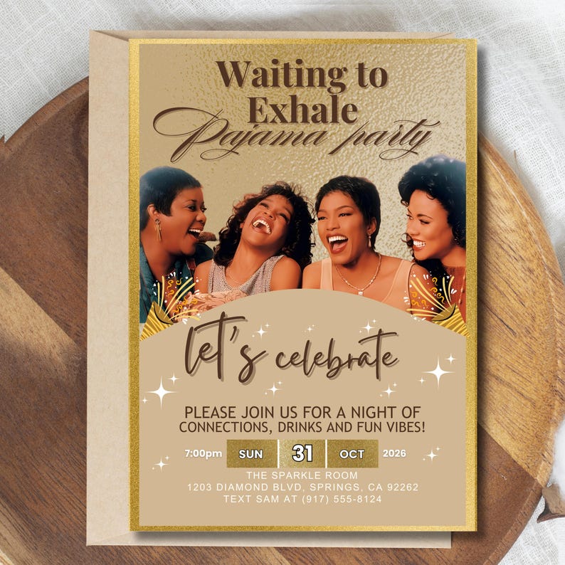 K&ouml;nnte beinhalten: Eine goldgerahmte Einladung f&uuml;r eine Pyjamaparty mit einem Foto von vier lachenden Frauen. Der Text lautet "Waiting to Exhale Pajama party" und "Let's celebrate." Details beinhalten Datum, Uhrzeit und Ort.