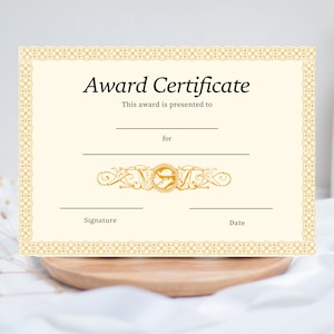 Pode incluir: Certificado de prêmio creme com borda e detalhes dourados. O texto "Award Certificate" está no topo, com linhas para o destinatário, detalhes do prêmio, assinatura e data. O certificado está em uma superfície de madeira.