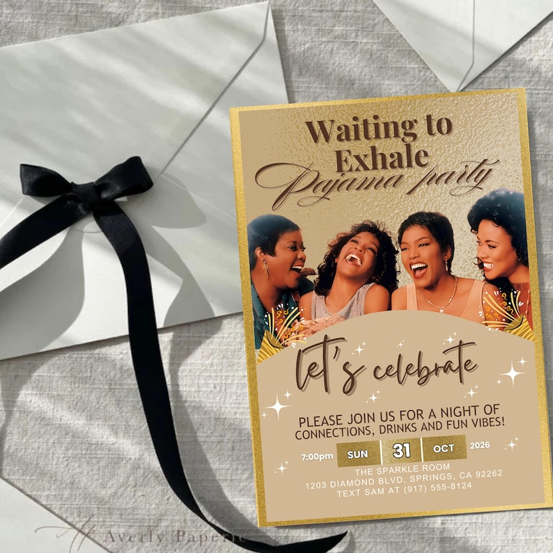 K&ouml;nnte beinhalten: Eine goldgerahmte Einladung mit dem Text "Waiting to Exhale Pajama party" und "Let's celebrate." Die Einladung zeigt Bilder von vier lachenden Frauen. Details beinhalten Datum, Uhrzeit und Ort.