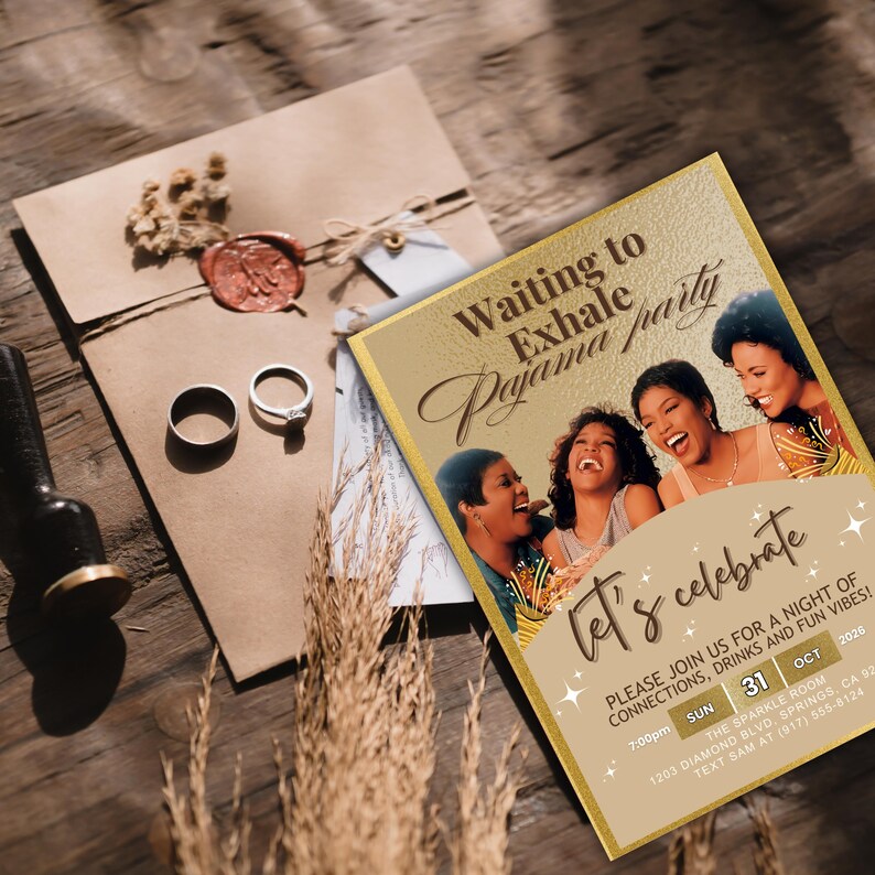 K&ouml;nnte beinhalten: Eine goldfarbene Einladung f&uuml;r eine Pyjamaparty mit dem Text "Waiting to Exhale Pajama party" und "Let's celebrate". Die Einladung zeigt Bilder von lachenden Frauen. Au&szlig;erdem sind zwei Ringe, ein Wachssiegel und Trockenblumen zu sehen.