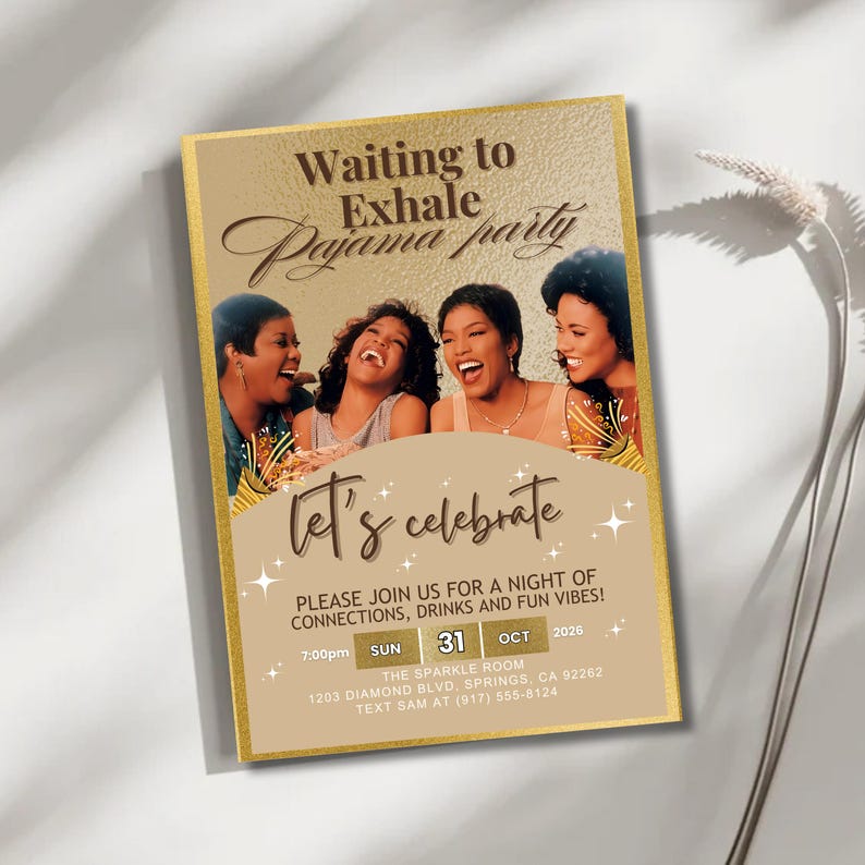 K&ouml;nnte beinhalten: Eine goldgerahmte Einladung zu einer Pyjamaparty mit einem Foto von vier lachenden Frauen. Die Einladung lautet "Waiting to Exhale Pajama party" und "Let's celebrate." Details umfassen Datum, Uhrzeit und Ort.