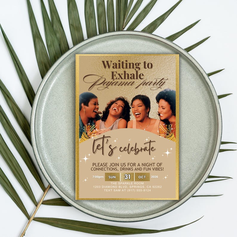 K&ouml;nnte beinhalten: Eine goldfarbene Einladung zu einer Pyjamaparty mit einem Foto von vier lachenden Frauen. Die Einladung enth&auml;lt den Text "Waiting to Exhale Pajama Party" und Details zur Veranstaltung, einschlie&szlig;lich Datum, Uhrzeit und Ort.