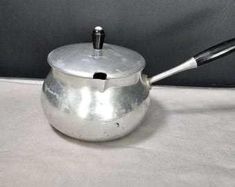 Olla para fundir chocolate y fondue de aluminio Puralum, Italia, década de 1960, con tapa y boquilla para verter.