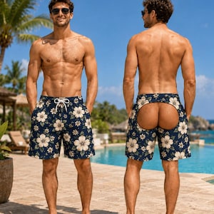 Può includere: Costume da bagno blu navy con motivo floreale di ibisco bianco e coulisse bianca in vita. Il pantaloncino è progettato con un'apertura circolare sul pannello posteriore, che espone la pelle, ed è indossato da una persona in un ambiente tropicale.