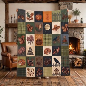 Könnte beinhalten: Eine rechteckige Wohndecke mit einem Raster aus herbstlichen Illustrationen, darunter Eichhörnchen, Füchse, Kürbisse, Eicheln, Tannenzapfen, eine Krähe, ein Vogelhaus, ein Korb, ein Mond, ein Hut und Karomuster in Grün-, Orange- und Brauntönen.