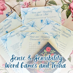 Op de afbeelding: Een verzameling geprinte spelbladen getiteld Sense and Sensibility, inclusief een kruiswoordraadsel, woordzoeker en trivia, voorzien van blauwe decoratieve randen en silhouetten, naast een boek met een bloemrijk omslagontwerp.