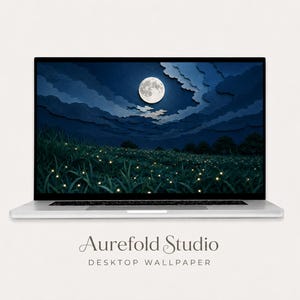 Könnte beinhalten: Ein silberner Laptop zeigt ein digitales Hintergrundbild einer nächtlichen Szene mit Vollmond, geschichteten dunkelblauen Wolken und einem von Glühwürmchen beleuchteten Grasfeld. Unter dem Laptop steht der Text Aurefold Studio DESKTOP WALLPAPER.