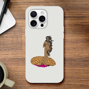 Op de afbeelding: Witte telefoonhoes met een afbeelding van Venus, de Romeinse godin, staand op een schelp met luipaardprint. Het kunstwerk is in minimalistische stijl met zwarte contouren en beige en roze accenten.