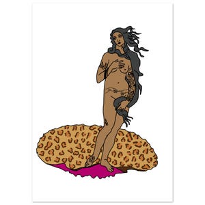 Op de afbeelding: Illustratie van een naakte figuur met lang zwart haar en tatoeages, staand op een luipaardprint schelp. De figuur is afgebeeld in een klassieke pose, met een moderne tattoo-stijl. De schelp rust op een magenta basis.
