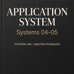 Può includere: Una copertina di libro nera con testo dorato che recita EDIT BY ESSENCE, APPLICATION SYSTEM, Systems 04-05, Find Better Jobs • Apply More Strategically, e in basso, E, Edit Your Everyday. La copertina presenta un sottile motivo geometrico.
