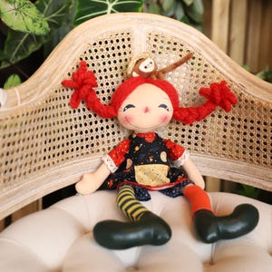 Muñeca de trapo Pixie hecha a mano: pelo trenzado articulado, mono de peluche, regalo de cumpleaños para niñas y coleccionistas.