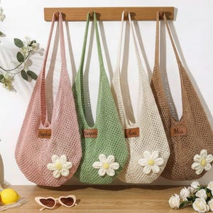 パーソナライズされたビーチトートバッグ：かぎ針編みのビーチバッグ、花嫁介添人ギフトバッグ、旅行用ビーチバッグ、結婚式の記念品ギフト、レザーパッチ、独身最後の旅行