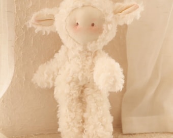 Bambola di agnello soffice fatta a mano - Peluche Waldorf accogliente