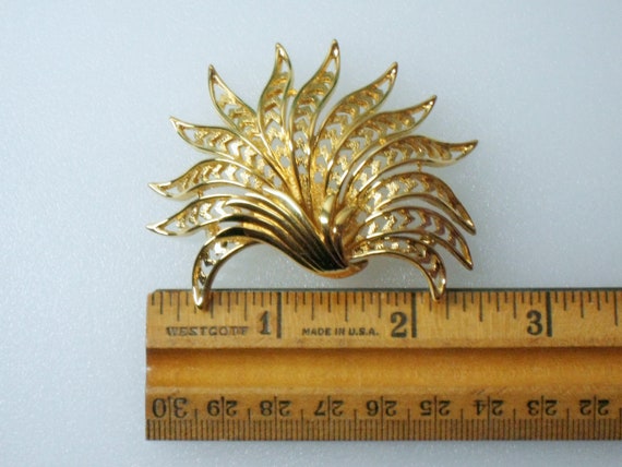 Large MONET Stylized Leaf Brooch, Gold Tone Pierc… - image 4