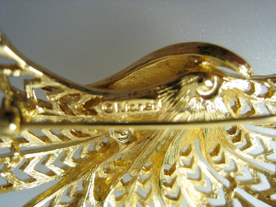 Large MONET Stylized Leaf Brooch, Gold Tone Pierc… - image 10