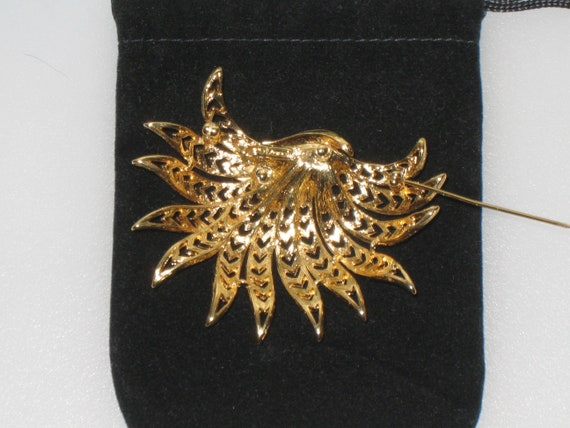 Large MONET Stylized Leaf Brooch, Gold Tone Pierc… - image 8