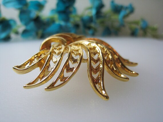 Large MONET Stylized Leaf Brooch, Gold Tone Pierc… - image 9